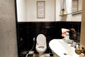 a bathroom with a white toilet and a sink at Apartamento Entero en Centro de Miraflores - 2 habitaciones in Lima