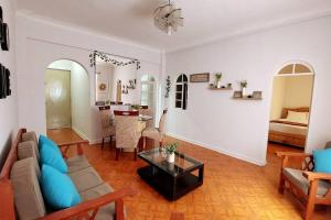 a living room with a couch and a table at Apartamento Entero en Centro de Miraflores - 2 habitaciones in Lima