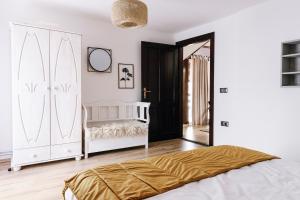 Ένα ή περισσότερα κρεβάτια σε δωμάτιο στο Casa Tamplarului