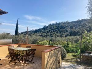 een patio met een tafel en stoelen en een berg bij Villa Bella in Vasia