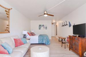 Kona Islander Inn # 219 في كيلوا كونا: غرفة معيشة مع سرير وأريكة