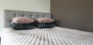 Een bed of bedden in een kamer bij A.H Tammsaare Pärnu Apartment