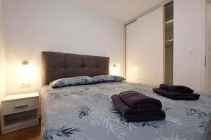 ein Schlafzimmer mit einem Bett mit zwei Handtüchern darauf in der Unterkunft Apartment Smile in Solin
