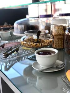 eine Theke mit einer Schüssel Essen und einer Tasse Kaffee in der Unterkunft Edifício ABEPOM in Florianópolis