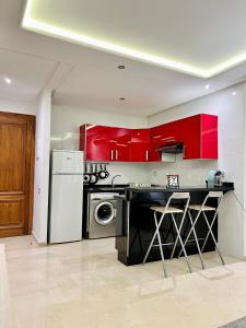 A kitchen or kitchenette at luxury studio-Haut standing MAARIF