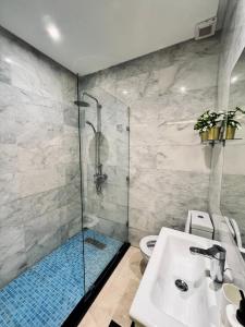 La salle de bains est pourvue d'une douche, d'un lavabo et de toilettes. dans l'établissement luxury studio-Haut standing MAARIF, à Casablanca