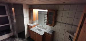 een badkamer met een wastafel en een spiegel bij OJ Home in Vojens
