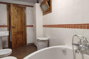 Fotografia z galérie ubytovania Casa Rural con Jacuzzi junto a Camprodon. v destinácii Abella