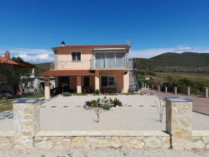 a house with a large courtyard in front of it at loren in Pirovac