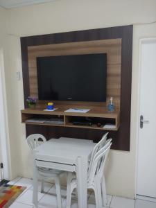 Porto dos Lencóis - Chalé Tipo Apartamento的电视和/或娱乐中心