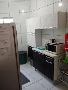 Porto dos Lencóis - Chalé Tipo Apartamento的厨房或小厨房