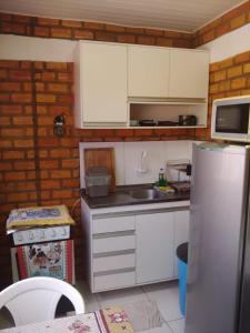 Porto dos Lencóis - Chalé Tipo Apartamento的厨房或小厨房