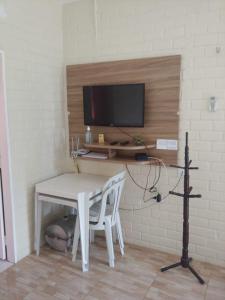 Porto dos Lencóis - Chalé Tipo Apartamento的电视和/或娱乐中心