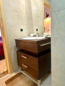 ein Bad mit einem Waschbecken und einem Spiegel in der Unterkunft Dream Studio Silver Mountain in Poiana Brașov
