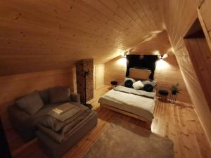 Łóżko lub łóżka w pokoju w obiekcie Na Zakręcie - Domek Loft