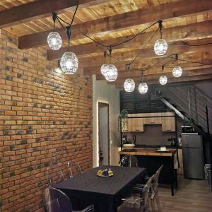 Kuchnia lub aneks kuchenny w obiekcie Na Zakręcie - Domek Loft