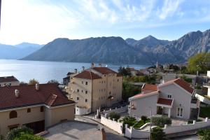 - une vue sur une ville à côté de l'eau et des montagnes dans l'établissement Apartment Iris, à Kotor