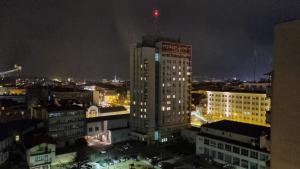 een hoog gebouw in een stad 's nachts bij Clara in Rzeszów +9 foto's