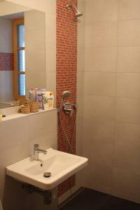 y baño con lavabo y ducha. en Horský apartmán Zvonička, en Rejvíz