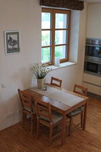 レイヴィースにあるHorský apartmán Zvoničkaの木製テーブルと椅子付きのキッチン(テーブル、窓付)