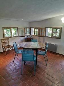 ein Esszimmer mit einem Tisch und Stühlen in einem Zimmer in der Unterkunft La Bastide du Capelier - Chambre(s) d'hôtes in Salernes