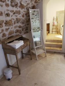 Zimmer mit Spiegel, Tisch und Treppe in der Unterkunft La Bastide du Capelier - Chambre(s) d'hôtes in Salernes