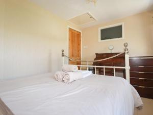 a bedroom with a bed with towels on it at The Ark Cottage in Par