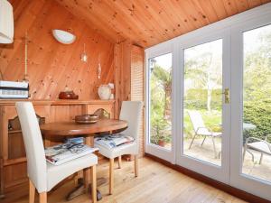 ein Esszimmer mit einem Tisch und Stühlen sowie eine Terrasse in der Unterkunft The Ark Cottage in Par