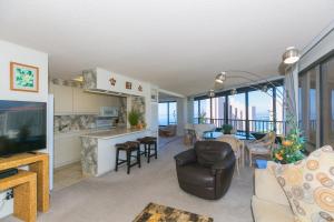 eine Küche und ein Wohnzimmer mit Stadtblick in der Unterkunft Two Bedroom Discovery Bay High Rise Condos with Lanai & Gorgeous Views in Honolulu
