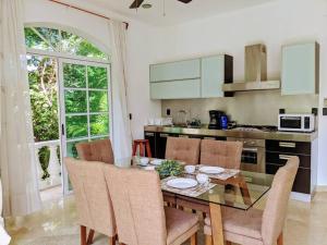 cocina con mesa y sillas y cocina con encimera en 9br 6ba Large groups! Best location in town Walk to beach, 5th ave Cozumel ferry, shopping, nightlife! Roof plunge pool!! Castillo Playacar Fase 1 25max, en Playa del Carmen