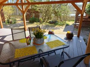 una mesa de patio con un ramo de flores. en Bory Tucholskie Domek Starzyska, en Osówek 36 fotos más