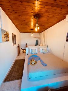 Кровать или кровати в номере Erginas Boat House