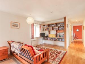 sala de estar con sofá y estante para libros en Recroy en Nedd