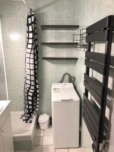 ein kleines Bad mit WC und Waschbecken in der Unterkunft Appartement Climatisé avec Piscine & Mer Bleu Marine in Lacanau-Océan