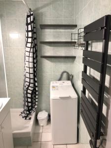 a small bathroom with a toilet and a sink at Appartement Climatisé avec Piscine & Mer Bleu Marine in Lacanau-Océan