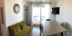 Et opholdsområde på Appartement Climatisé avec Piscine & Mer Bleu Marine + 13 billeder