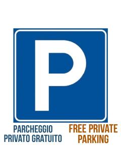 un panneau de stationnement bleu avec une lettre p dessus dans l'établissement City View Pescara B&B, à Pescara