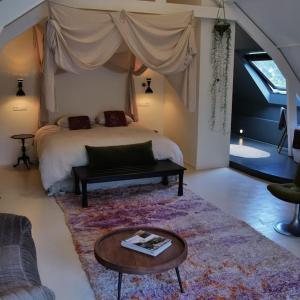 1 dormitorio con cama, mesa y alfombra en Boutique B&B in Edam en Edam