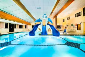 Bazén v ubytování Grand Marquis Waterpark Hotel & Suites nebo v jeho okolí