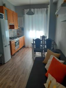 cocina y sala de estar con sofá y mesa en Decò & Retrò apartment en La Spezia