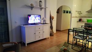 uma sala de estar com uma televisão em cima de um armário em apartamento en el parque natural del cabo de gata em Almería