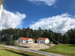 un grupo de casas al lado de una carretera en Fjällbacka Premium Living - Wonderful Location, en Fjällbacka