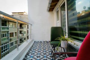 een balkon met een groene stoel en een vloer bij The Havana Residence in Istanbul