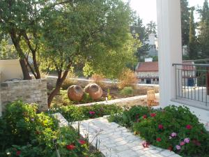 un jardín con flores y plantas en un balcón en Aunt Maria's, en Pano Lefkara