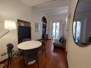 sala de estar con mesa y sofá en Perfect Place in Porta Venezia, en Milán