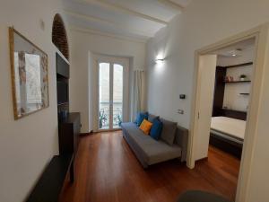 un soggiorno con divano e letto di Perfect Place in Porta Venezia a Milano