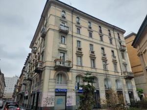 un grande edificio sul lato di una strada di Perfect Place in Porta Venezia a Milano