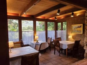 A restaurant or other place to eat at Carmel Valley Lodge