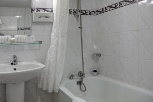 Ein Badezimmer in der Unterkunft Best Western Swiss Cottage Hotel