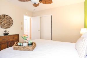 Un dormitorio con una cama y un ventilador de techo. en Alii Villas 201, en Kailua-Kona 14 fotos más